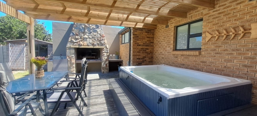 4 Bedroom Property for Sale in Sandbaai Western Cape